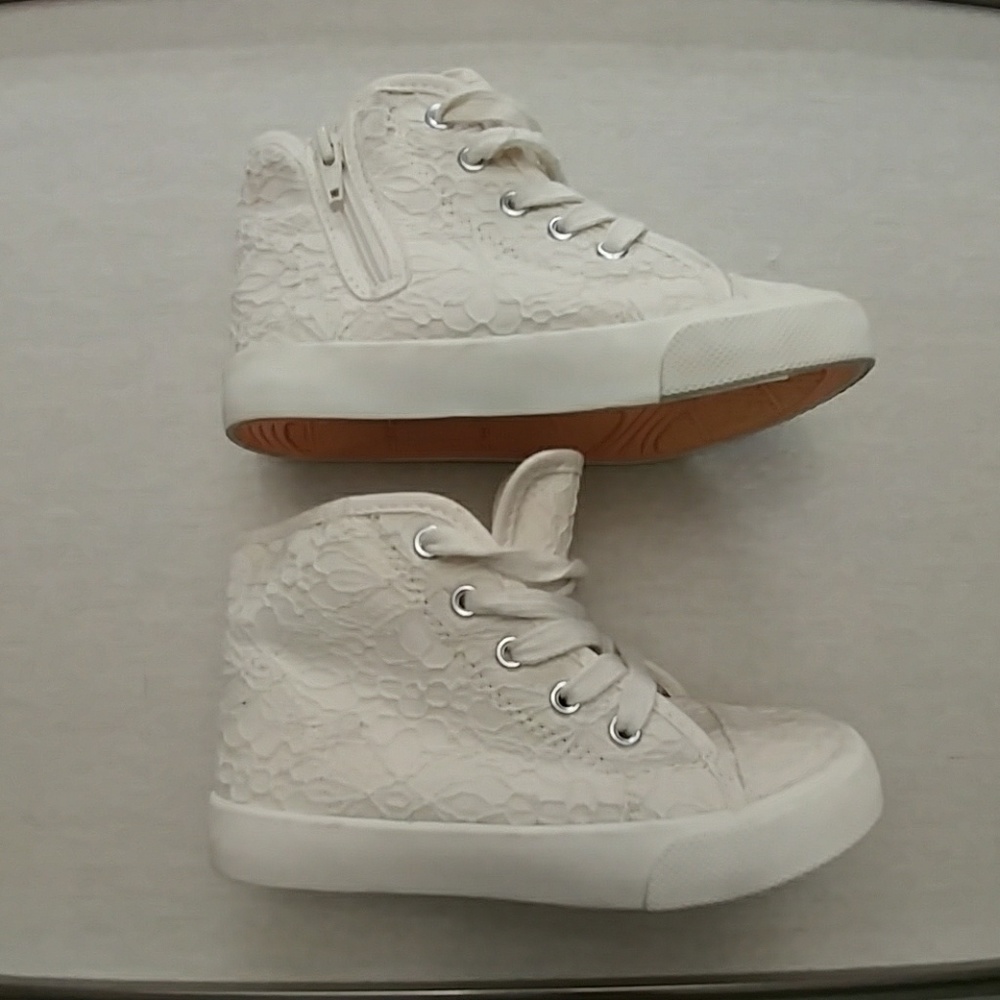 Toddler High top lace sneakers Size 10